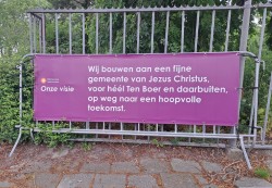 Uitnodigende borden bij de kerk