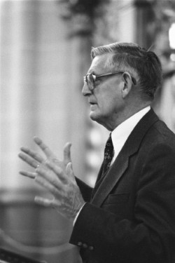 Berkhof tijdens zijn toespraak voor een landelijke kerkenconferentie van de Raad van Kerken in Nieuwe Kerk te Amsterdam (29 november 1980) (Wikimedia Commons, Marcel Antonisse / Anefo)