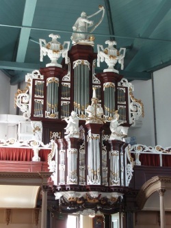‘Niet alleen nuttig en streelende voor het oor, maar ook door geoorloofde vercieringen fraai en bekoorlijk voor het oog.’ - Ds. Bruining over het Van Dam-orgel van de Martinuskerk te Wurdum, tijdens de ingebruikname in 1790.